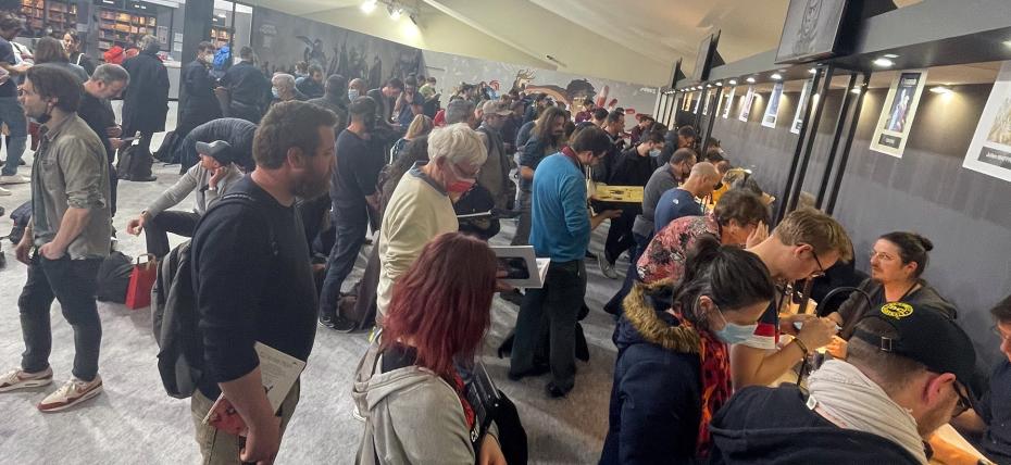 Des lecteurs impatients de faire dédicacer leur album au FIBD 2022