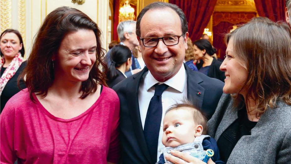 Photo de Dorothée Adam accompagnée de sa femme Claire, de son fils Amaury et de François Hollande à L’Elysée